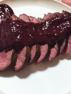 Una foto de Magret de pato con salsa de frutos de rojos
