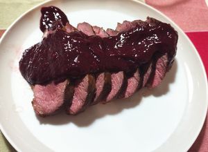 Una foto de Magret de pato con salsa de frutos de rojos