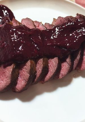 Una foto de Magret de pato con salsa de frutos de rojos