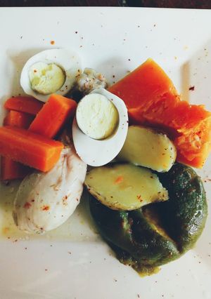 Una foto de Verduras con pollo hervido