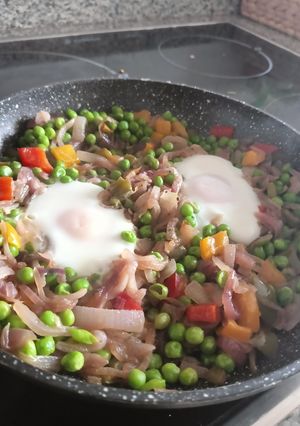 Una foto de Guisantes con huevo y verduras