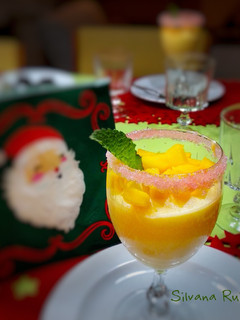 Una foto de 117.🥭Espuma de mango y licor de miel🍯