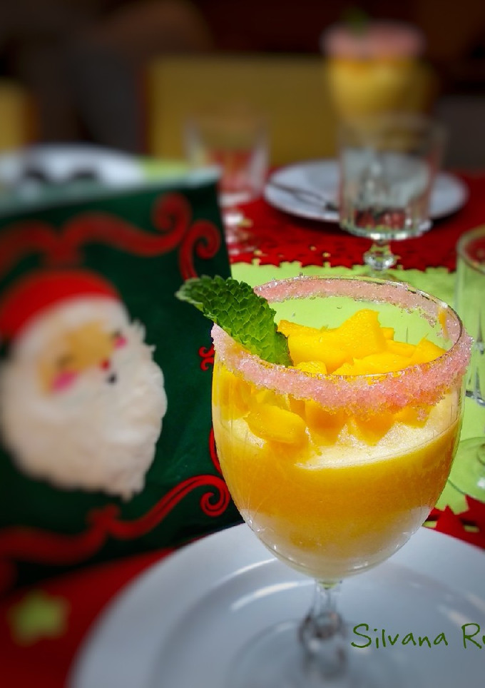 Una foto de 117.🥭Espuma de mango y licor de miel🍯