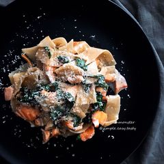 A picture of Cream sauce salmon and spinach tangliolini.