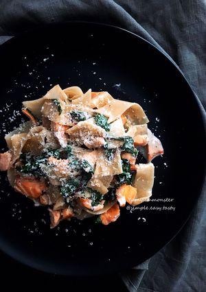 A picture of Cream sauce salmon and spinach tangliolini.