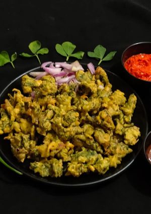 A picture of Crispy Kumbhaniya bhajiya.