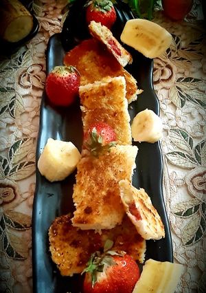 बनाना स्ट्रॉबेरी टोस्ट सैंडविच (banana strawberry toast sandwich recipe in Hindi) रेसिपी मुख्य फोटो