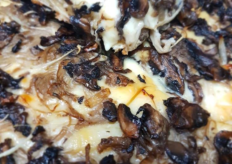 Pizza truffle mushroom, melted inside crunchy outside 🤩🤩