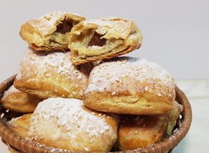 O poză a rețetei Ștrudel cu mere și aluat de foietaj.