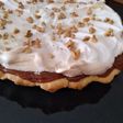 Tarta merengada de dulce de leche y nuez