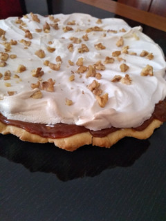 Una foto de Tarta merengada de dulce de leche y nuez