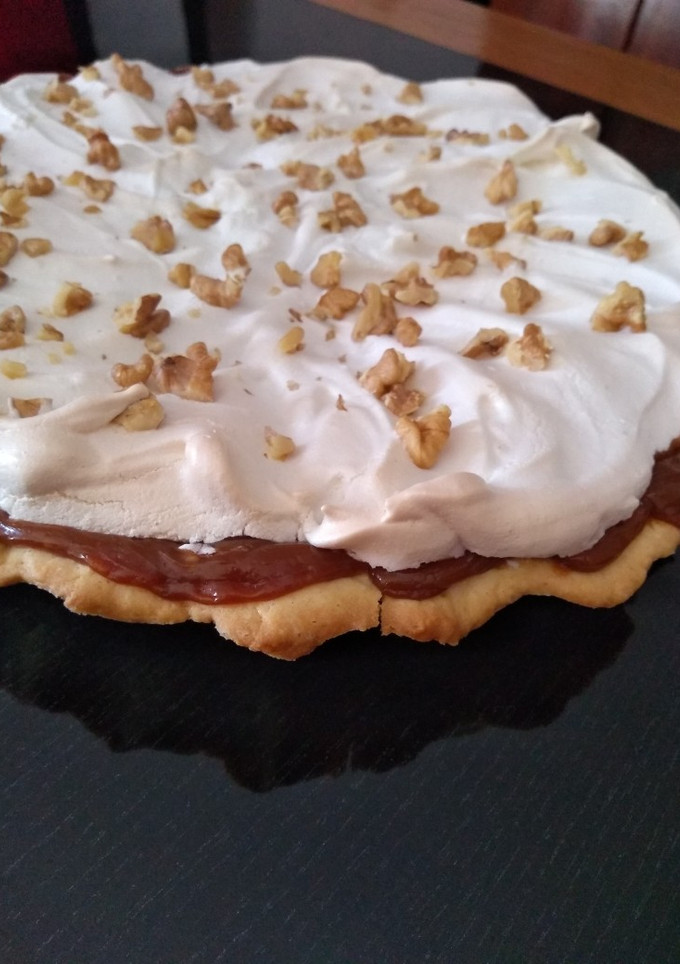 Una foto de Tarta merengada de dulce de leche y nuez