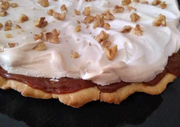 Tarta merengada de dulce de leche y nuez