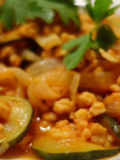 Una foto de Soja texturizada con calabacín y tomate