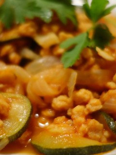 Una foto de Soja texturizada con calabacín y tomate