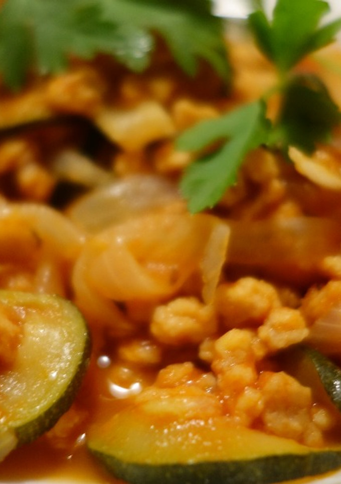 Una foto de Soja texturizada con calabacín y tomate