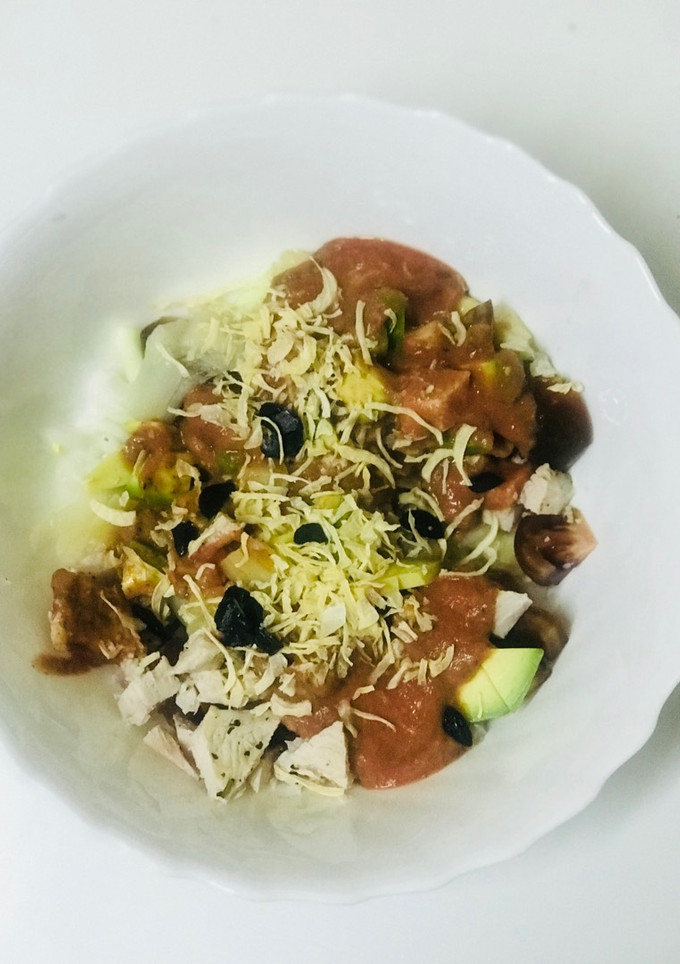 Una foto de Ensalada de pavo con ajo negro