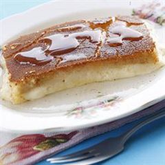 A picture of Semolina and cheese cake - knafeh bi jibneh.