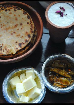 आलू और मिश्रित सब्जियों का पराठा और मीठी लस्सी(aloo aur mishrit sabjiyon ka paratha aur mithi lassi रेसिपी मुख्य फोटो