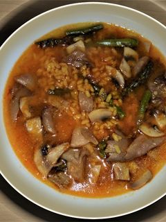 Una foto de Arroz caldoso con setas y espárragos