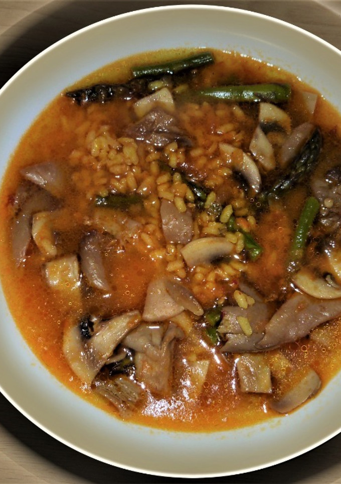 Una foto de Arroz caldoso con setas y espárragos