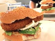 Une photo de hamburger avocat