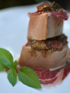 Una foto de Atún a baja temperatura con jamón ibérico y pisto