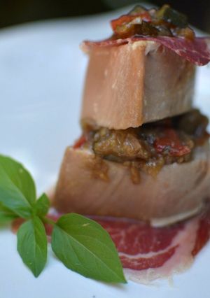 Una foto de Atún a baja temperatura con jamón ibérico y pisto