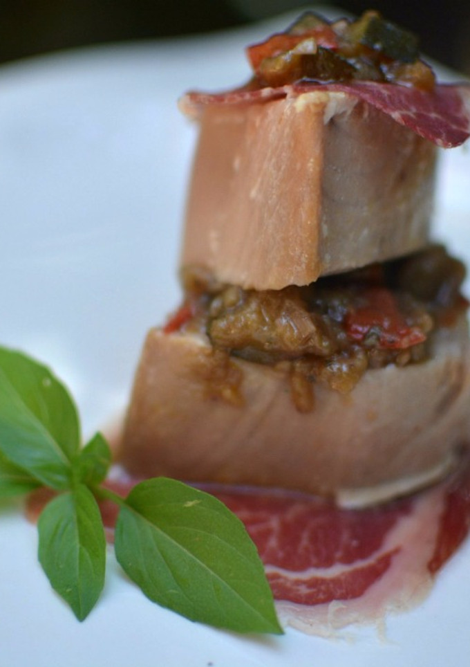 Una foto de Atún a baja temperatura con jamón ibérico y pisto