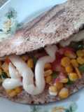 Lanche de pão sírio com salada