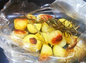Foto di Patate al Saccoccio con Olio, Aglio, Sale e Rosmarino al Forno