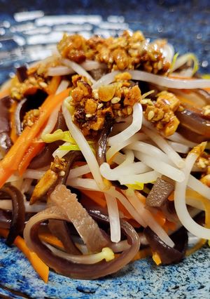 椒麻堅果醬拌三蔬(紅蘿蔔.銀芽.黑木耳) 的食譜成品照片