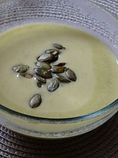 Brokkoli krémleves pirított tökmaggal recept fotója