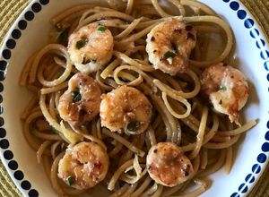 Una foto de Pasta con langostinos 🍤 al ajillo 🧄