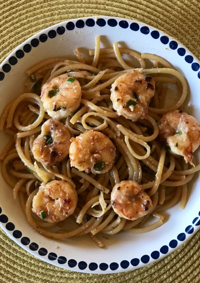 Una foto de Pasta con langostinos 🍤 al ajillo 🧄