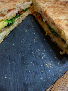 Una foto de Sándwich de jamón, doble de queso y sobrasada
