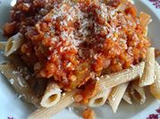 Una foto de pasta integral boloñesa
