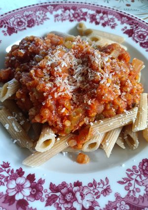 Una foto de Pasta integral con boloñesa de lentejas rojas