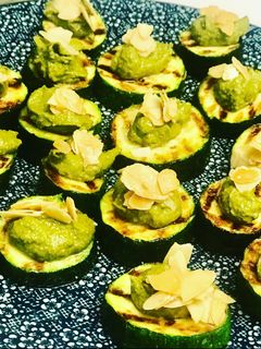 Una foto de Calabacín con pesto de almendras