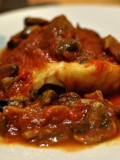 Una foto de Bacalao en salsa de tomate con setas