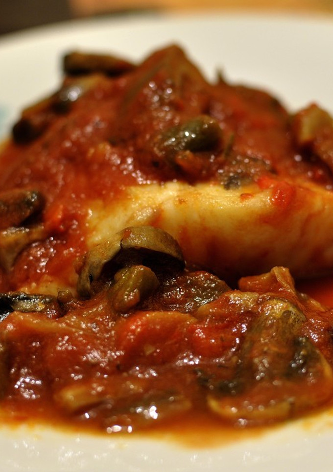 Una foto de Bacalao en salsa de tomate con setas