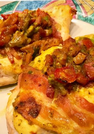 Una foto de Pollo relleno con guacamole y panceta ahumada