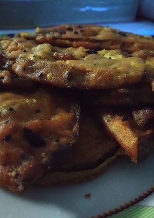A picture of Brinjal fritters / Baigun bhaja.