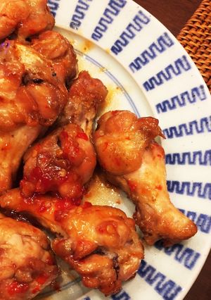 A picture of Fried chicken with chili sauce.
