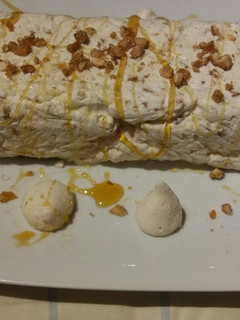 Φωτογραφία της συνταγής Semifreddo με καραμελωμένα αμύγδαλα και μαρεγκάκια