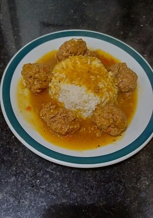 Una foto de Albóndigas en Salsa de Zapallo Calabaza y arroz blanco