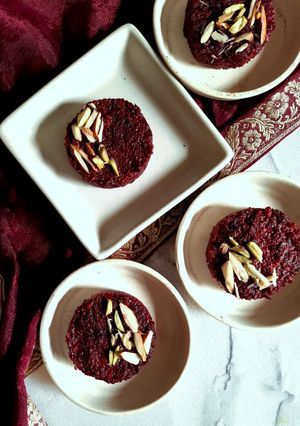 बीटरूट फज (beetroot fudge recipe in Hindi) रेसिपी मुख्य फोटो
