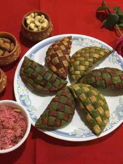 गुलकंद चटाई वाली डिजाइनर गुजिया (gulkand chatai wali designer gujiya recipe in Hindi) रेसिपी मुख्य फोटो