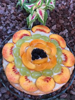 Foto di Pan di Spagna alla crema pasticciera vegana e frutta🍇🍑