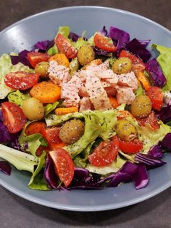 Una foto de Ensalada multicolor 🥬🍅🥕🥗